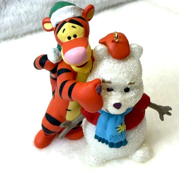 Hallmark Keepsake WINNIE THE POOH A FAMILIAR FACE 2001 Christmas Ornament w/Box - Picture 2 of 6